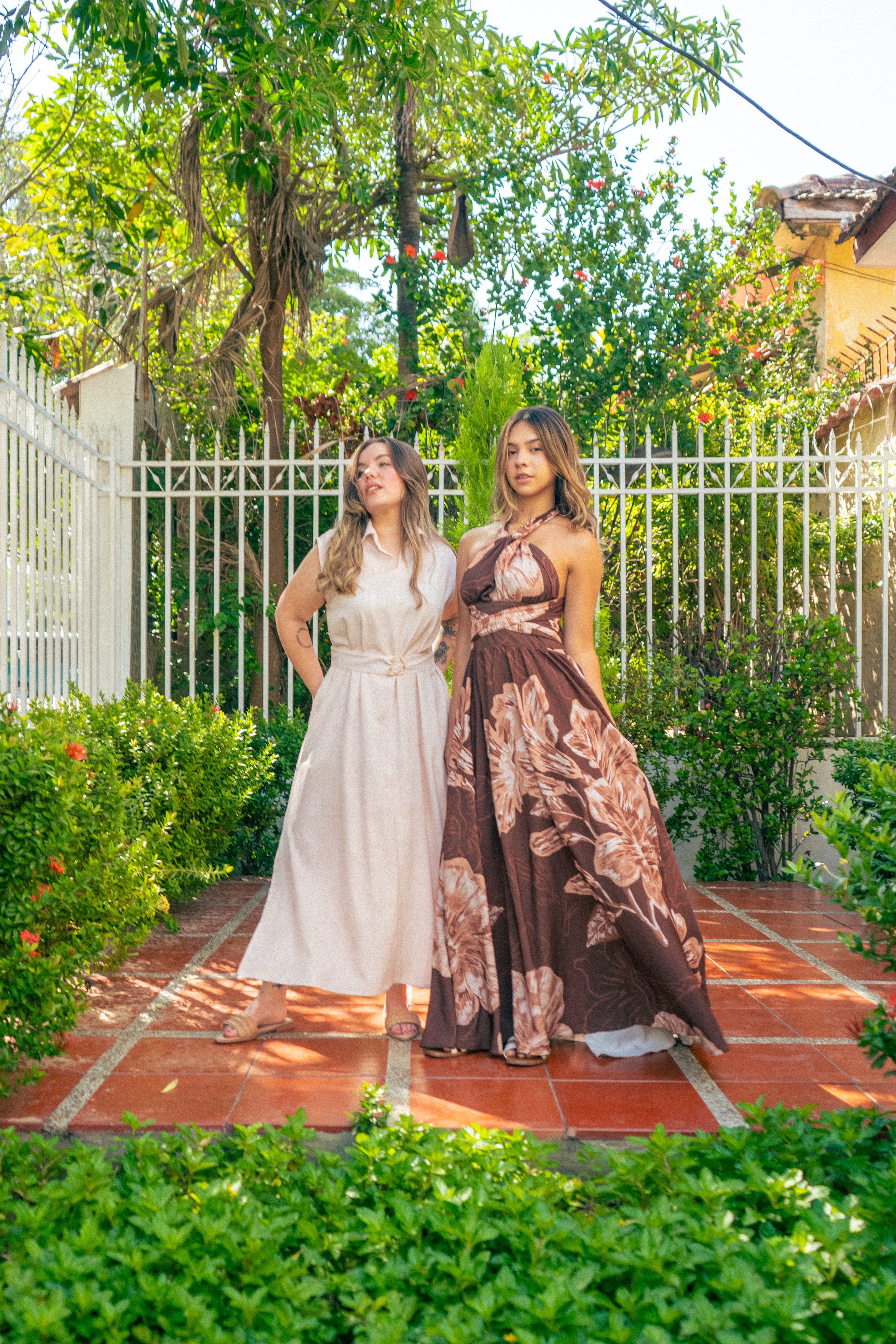 Foto de un vestido de Sofisticadas, con fondo neutro y la modelo de pie.
